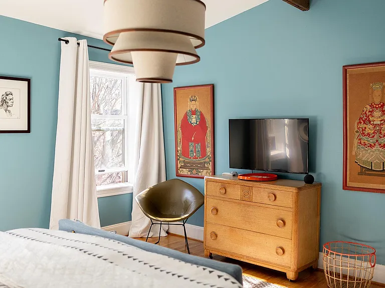 ___ Explore our King Size bed with a 55" Smart TV. Enjoy a cozy reading nook by the window as sunlight floods the room.