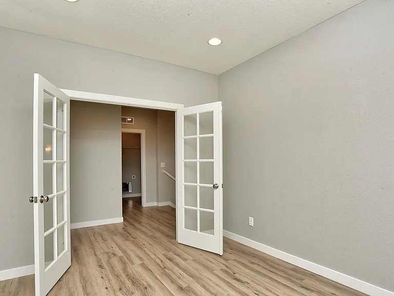 401 Tippen Pl — Photo 2