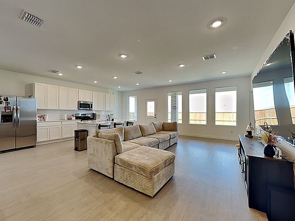 2nd image of 2605 Conroe Rd