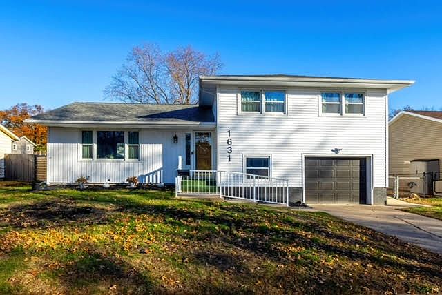 1631 Valley Vista Dr.
Bettendorf, IA