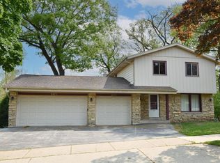 2421 Pebble Valley Rd #2423, Waukesha, WI 53188