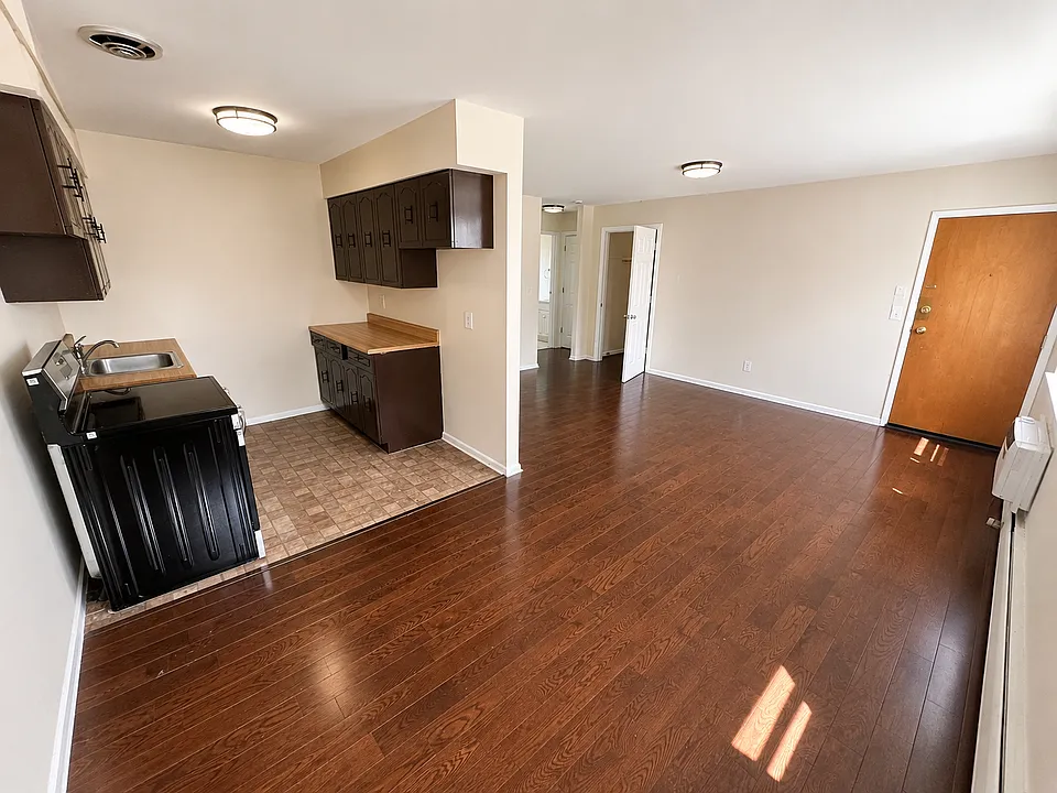 452 Harding Pl #4C