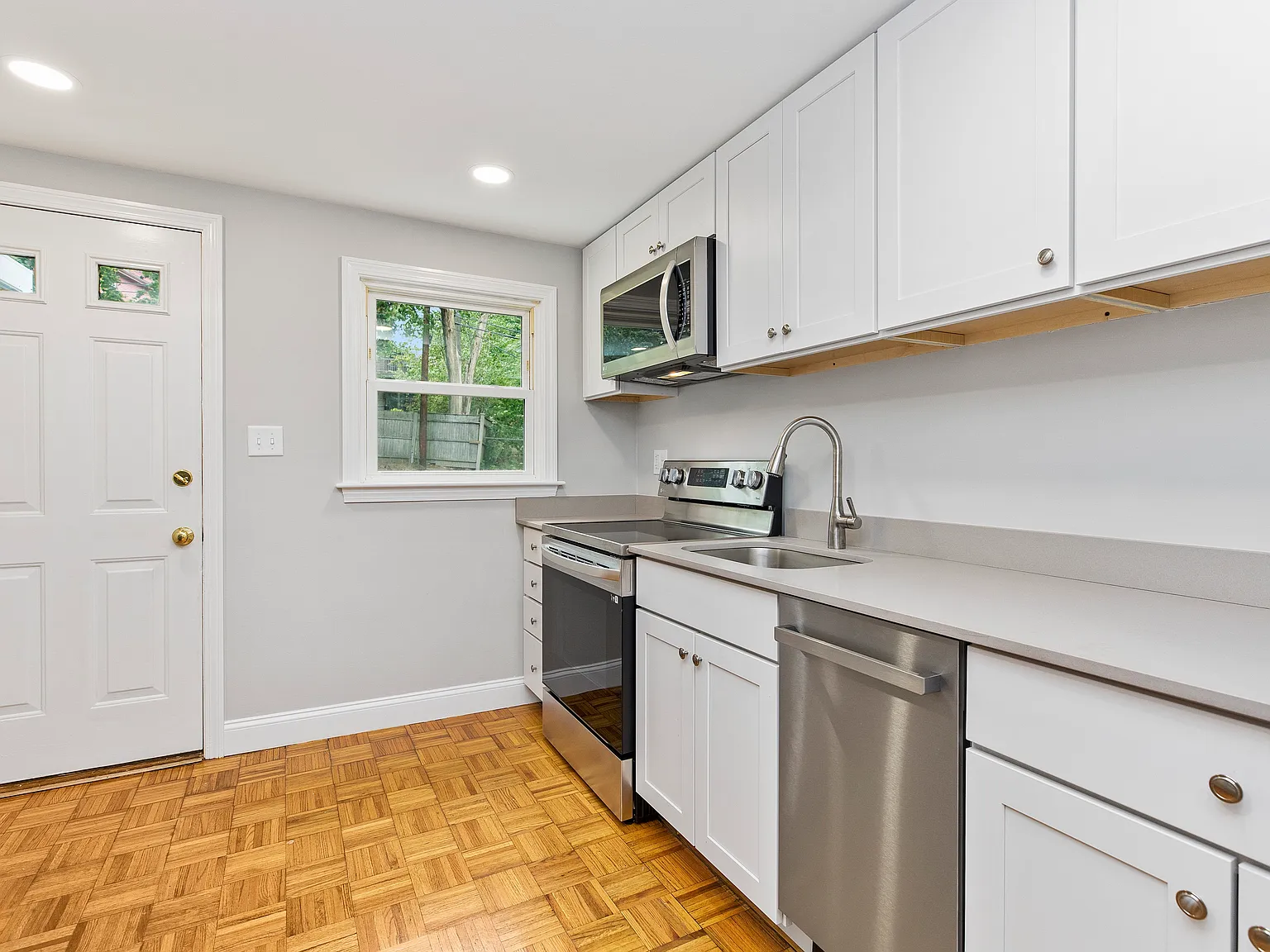 2 bed, 1000 sqft, $2,400 — Photo 1