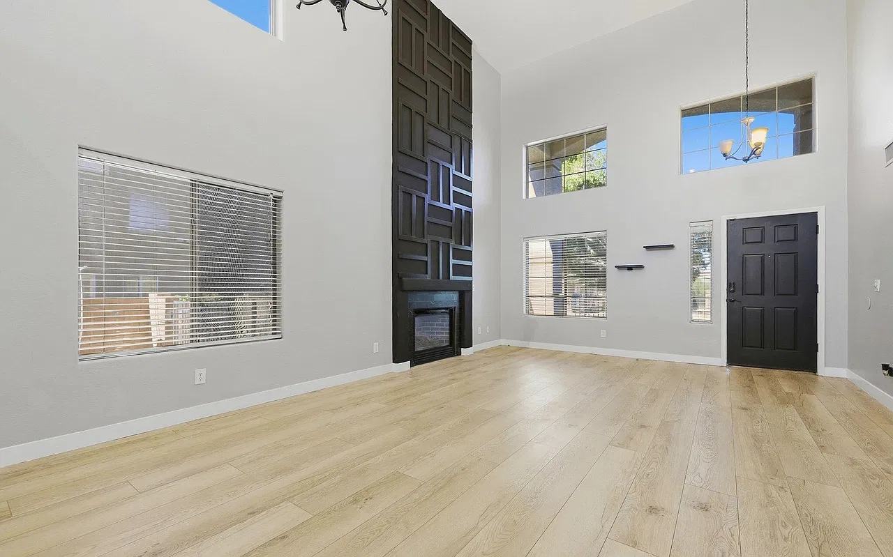 5 bed, 2536 sqft, $3,040 — Photo 3