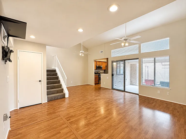 1629 Windmill Ln #E — Photo 3