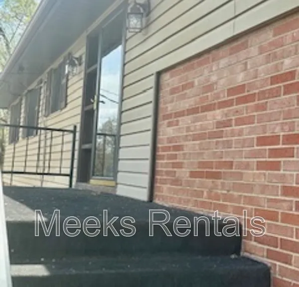 1118 Montrose Dr — Photo 3