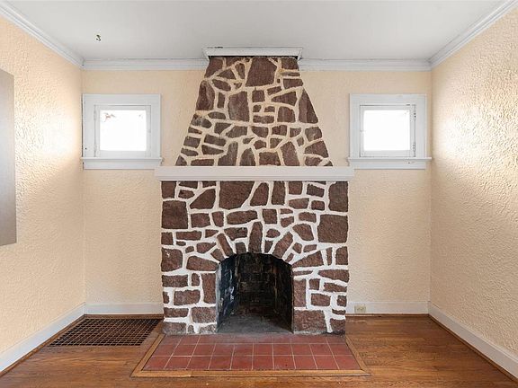4th image of 2556 Oakland Ave