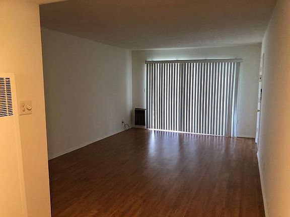 3rd image of 12817 Moorpark St #9