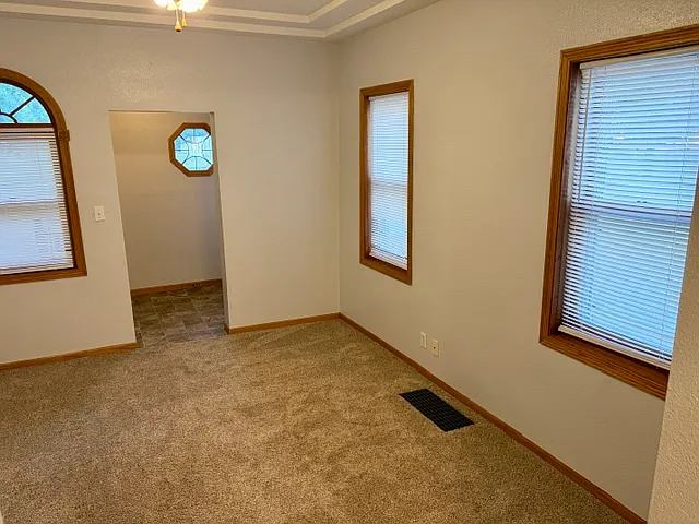 413 Johnson Ave N — Photo 2