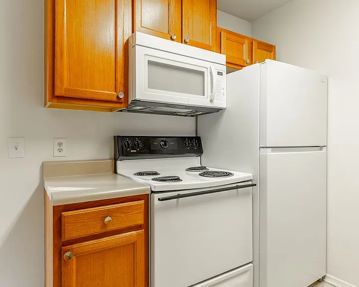 Eastwood Court Apartments — Photo 10