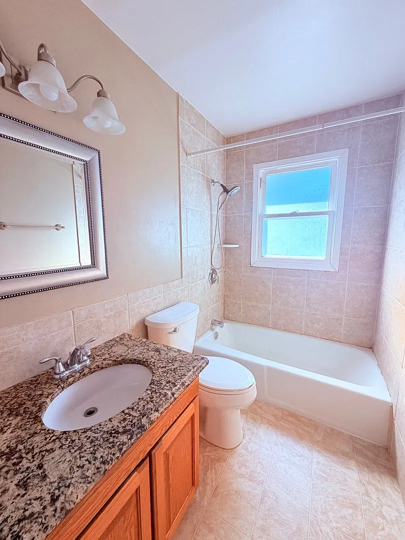 4 bedroom 2 bathroom house — Photo 2