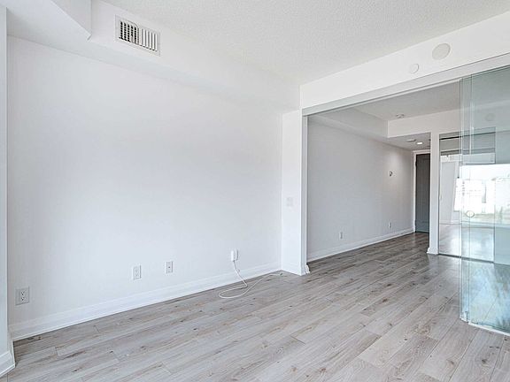 4th image of 155 Yorkville Ave #702