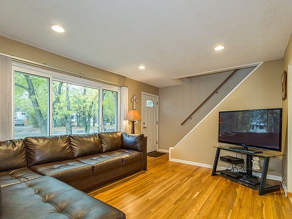 3rd image of 6841 Lakeview Dr