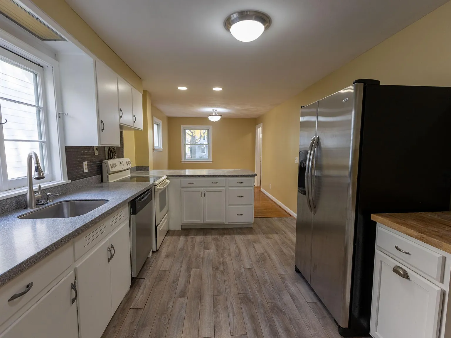 3 bed, 1341 sqft, $2,300 — Photo 2