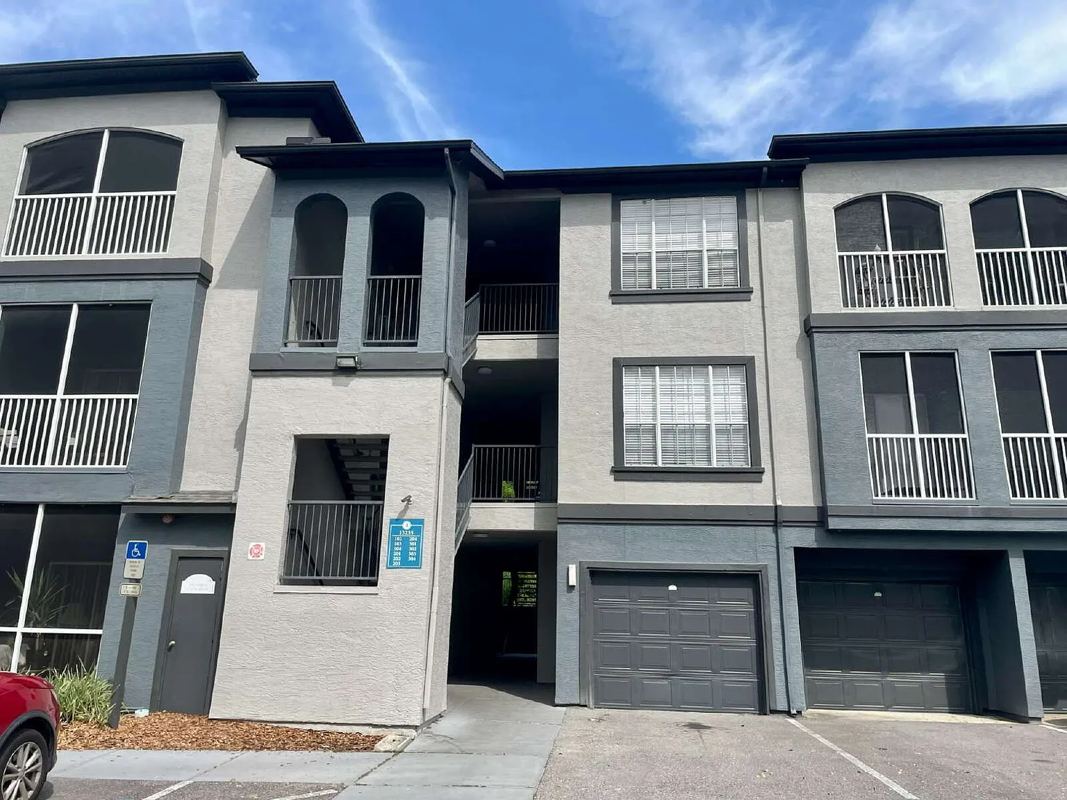1 bed, 1.0 bath, 834 sqft, $1,400 — Photo 1