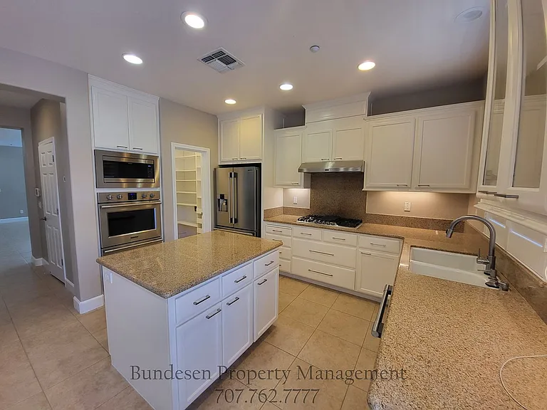 1727 Southgate Dr — Photo 5