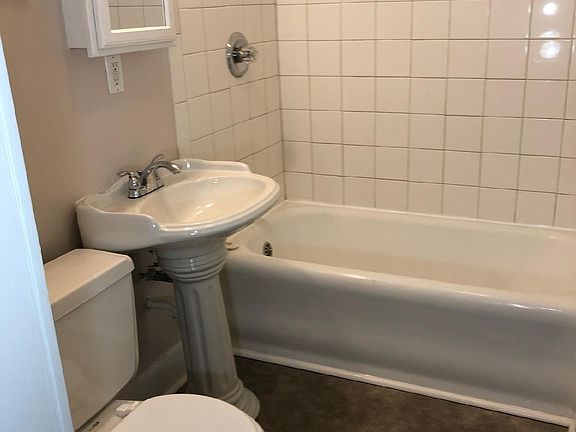 5th image of 606 S 32nd Ave #1