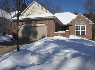 2488 Signature Dr, Pinckney, MI