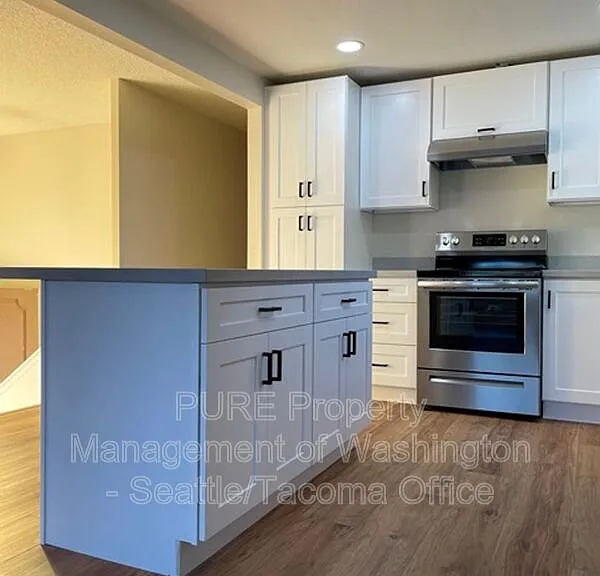 1727 45th Ave SW — Photo 3