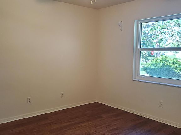 3rd image of 409 Pine Ave S