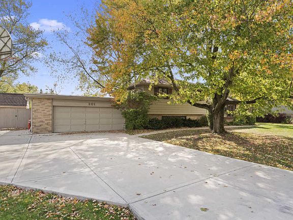 2nd image of 25W201 Highview Dr
