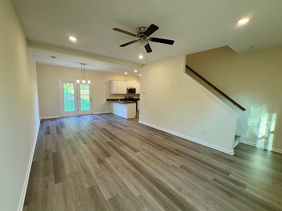 5th image of 613 Pershing Dr