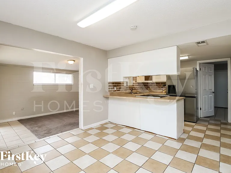 509 W 3rd Pl — Photo 4