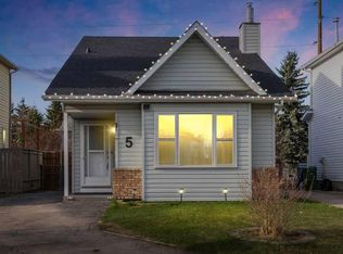 5 S Shawglen Ct SW, Calgary, AB T2Y 2R1