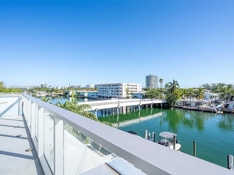 8425 Crespi Blvd #303 — Photo 4