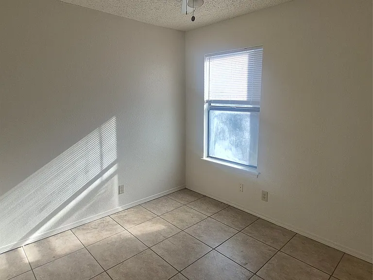 1031 N Oak Ct — Photo 6