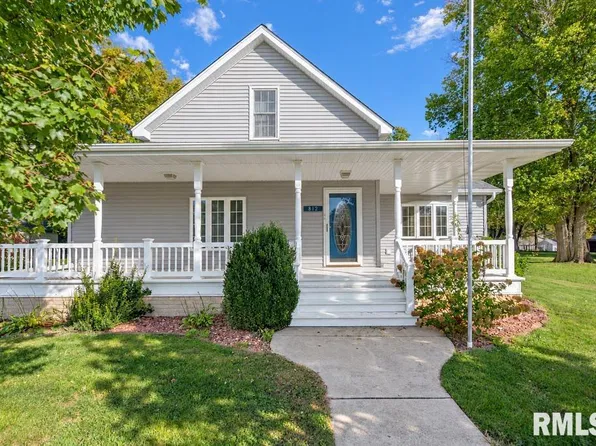 812 S Locust St, Delavan, IL 61734