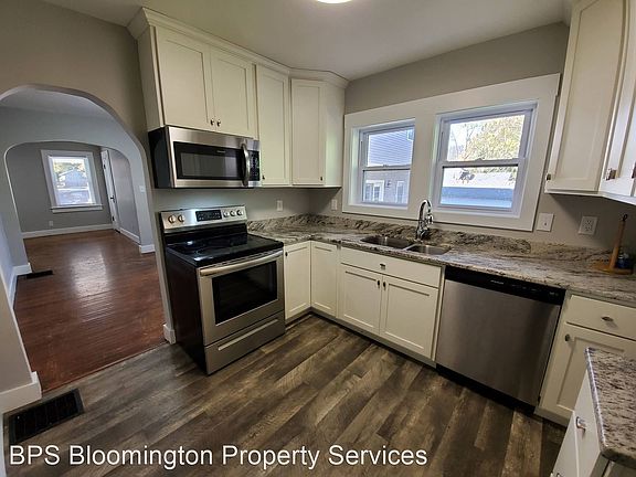 3rd image of 119 S Clark St #10589536