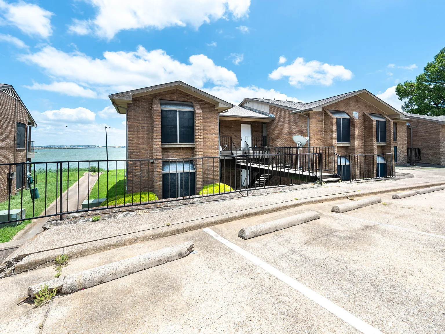 2 bed, 943 sqft, $1,900 — Photo 3