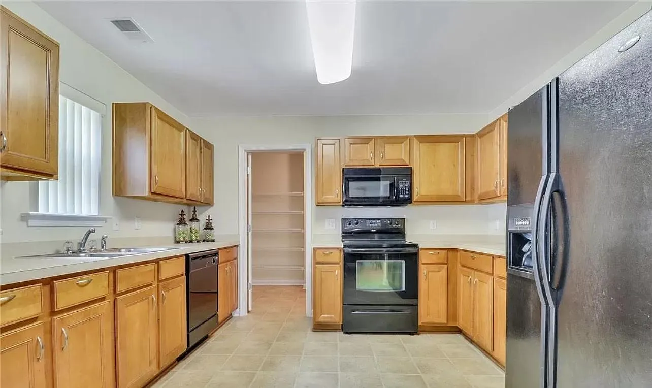 4 bed, 2.5 bath, 1740 sqft, $2,500 — Photo 3