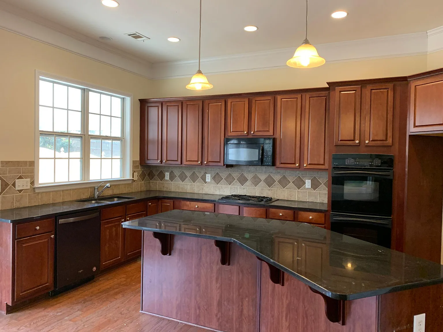 4 bed, 2834 sqft, $2,850 — Photo 4