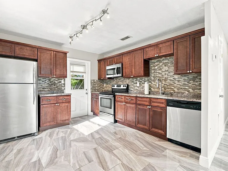2267 Robinhood Dr — Photo 4