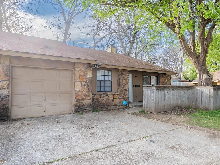 1355 E 60th St Duplex — Photo 2