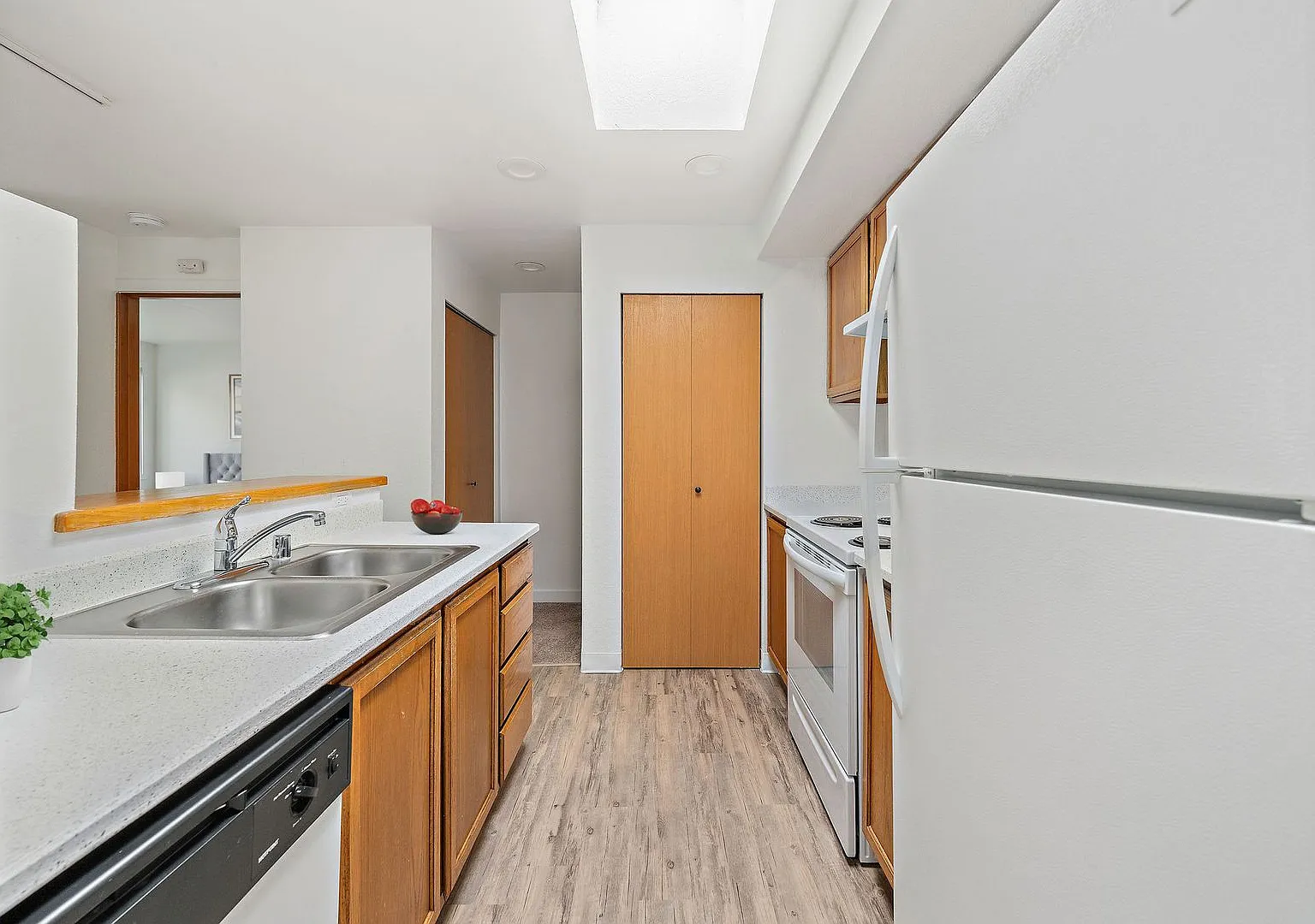 Bellevue One Condo Apartments — Photo 4
