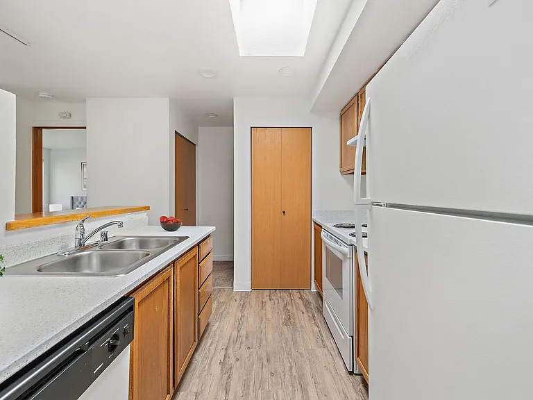 Bellevue One Condo Apartments — Photo 5