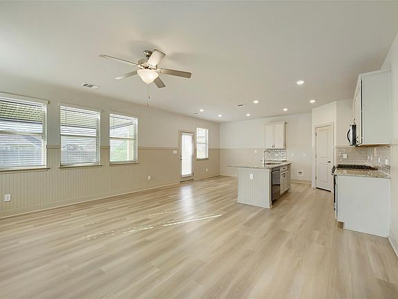 5th image of 148 Mountain Valley St