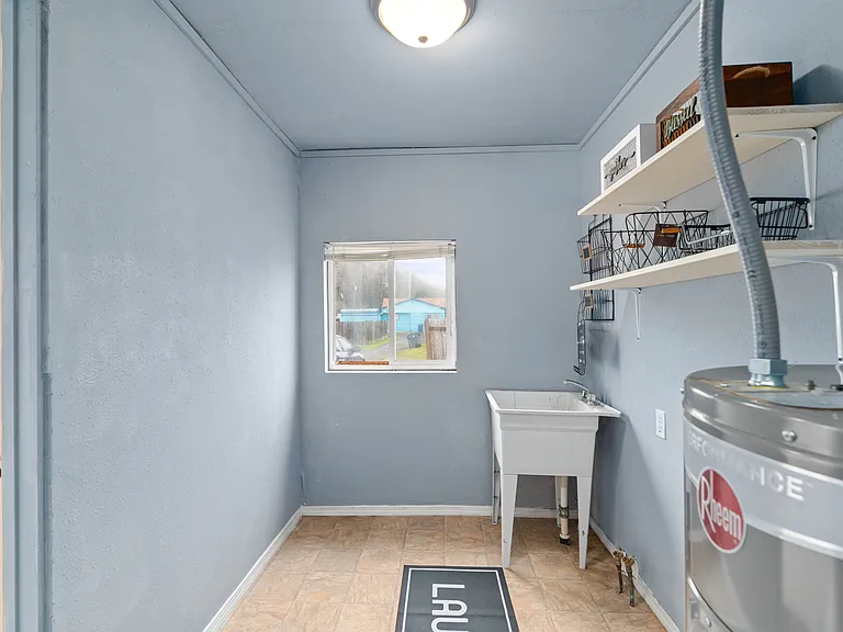 1313 Lincoln St — Photo 12