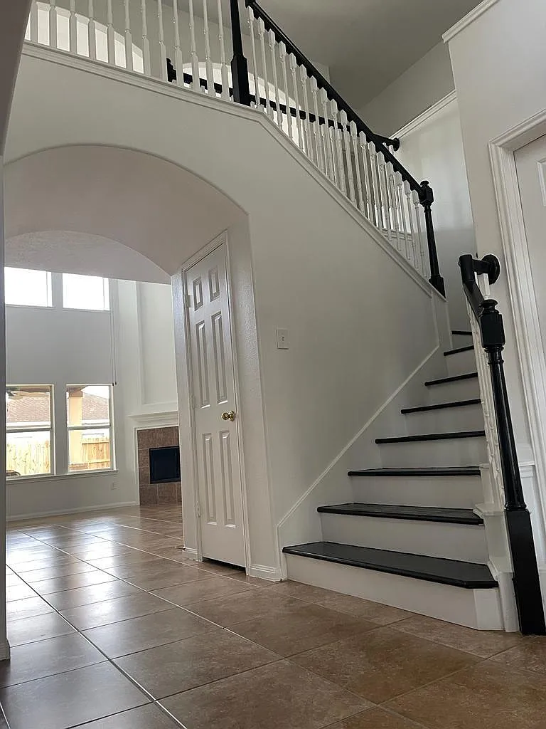 4 bed, 2.5 bath, 2300 sqft, $2,400 — Photo 3