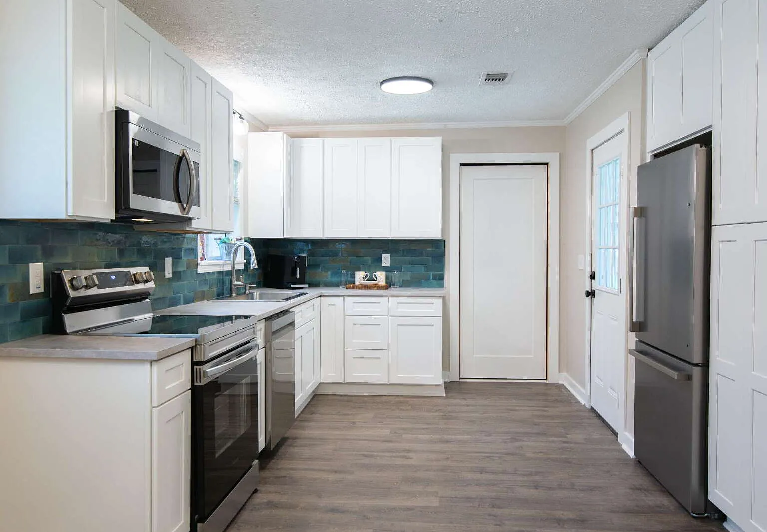 3 bed, 1.0 bath, 1100 sqft, $1,595 — Photo 3