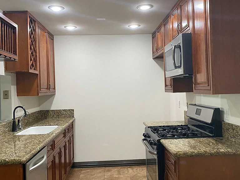 6351 Riverside Dr #20 — Photo 4