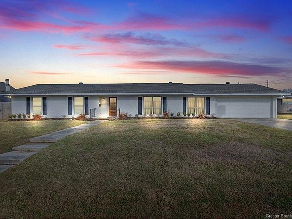 2nd image of 816 Garden Ln