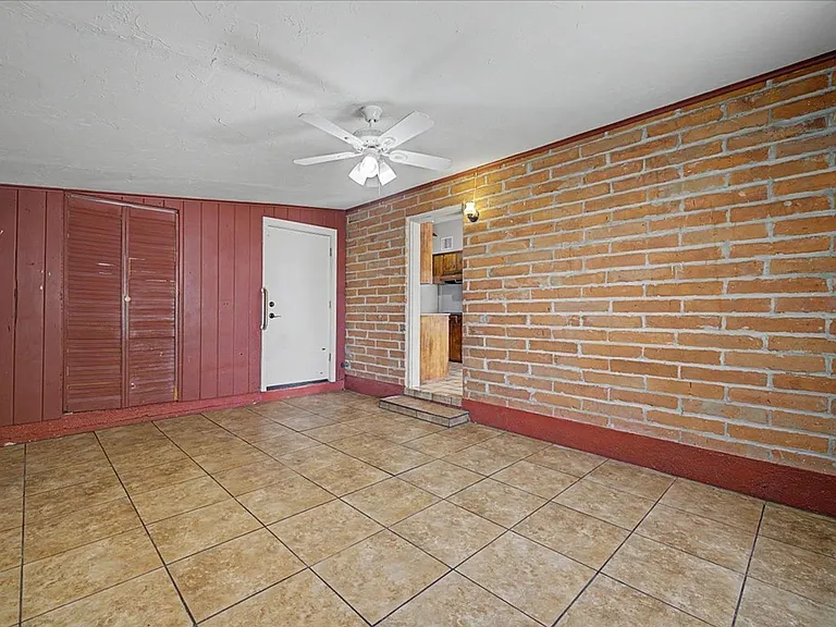 5716 E 4th St — Photo 13