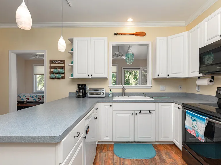 Fully stocked kitchen!