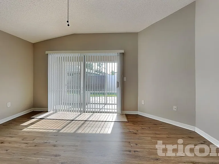 11749 Lynmoor Dr — Photo 2
