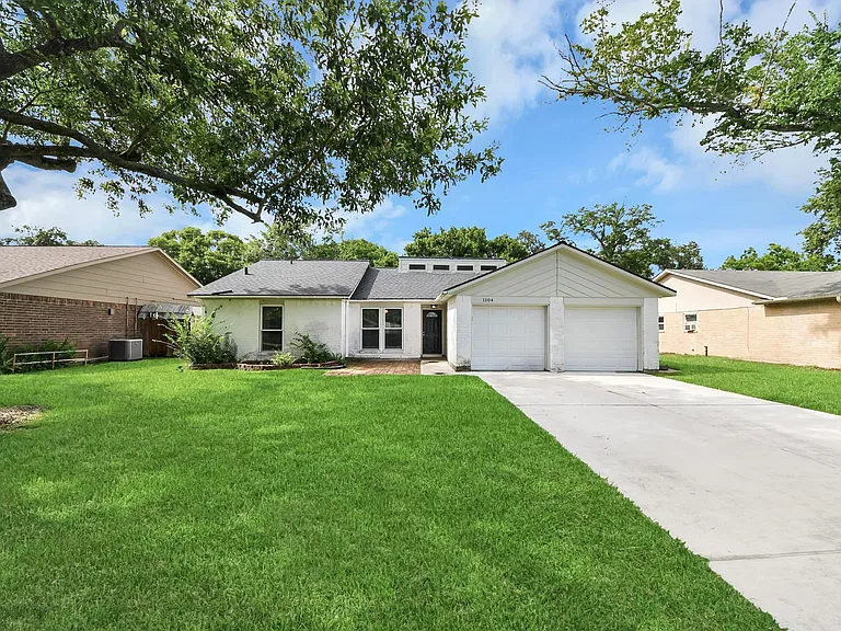 1104 N Heron Dr — Photo 2