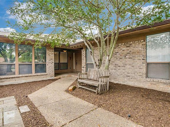 3rd image of 3913 Bosque Dr